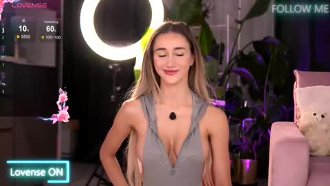 Snapshot of emilyraymont chatting on 09-23-25, 02:25 Emily online show from 09-23-25, 02:25