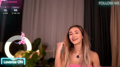 Snapshot of emilyraymont chatting on 10-15-25, 04:01 Emily online show from 10-15-25, 04:01