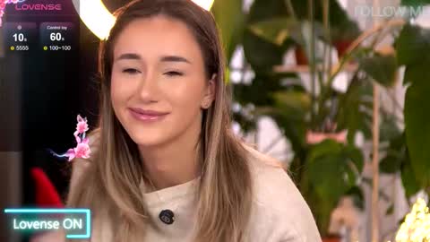 Snapshot of emilyraymont chatting on 12-17-25, 10:32 Emily online show from 12-17-25, 10:32