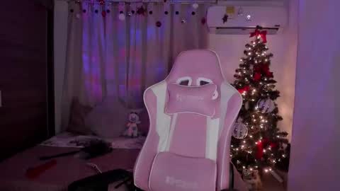 Snapshot of emilyrosss_ chatting on 01-08-25, 09:00 EMILY online show from 01-08-25, 09:00