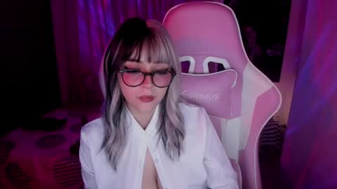 Snapshot of emilyrosss_ chatting on 01-31-25, 07:50 EMILY online show from 01-31-25, 07:50