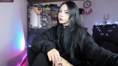 Snapshot of emilyrymer chatting on 12-23-24, 10:23  Emily Support me to have 100 likes plx online show from 12-23-24, 10:23