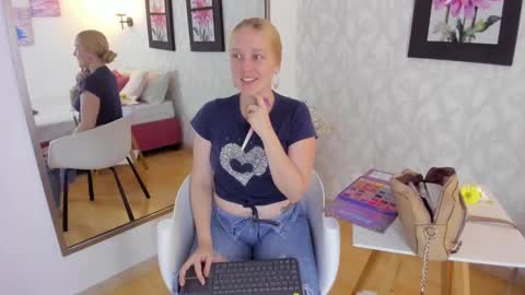 Snapshot of emilysumer chatting on 03-07-25, 08:44 Summer 3 online show from 03-07-25, 08:44