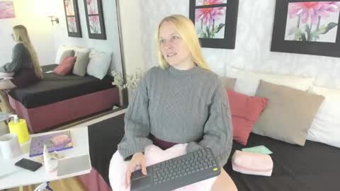 Snapshot of emilysumer chatting on 09-28-25, 03:23 Summer 3 online show from 09-28-25, 03:23