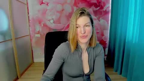 EmilyWalkers online show from 02-21-25, 10:39