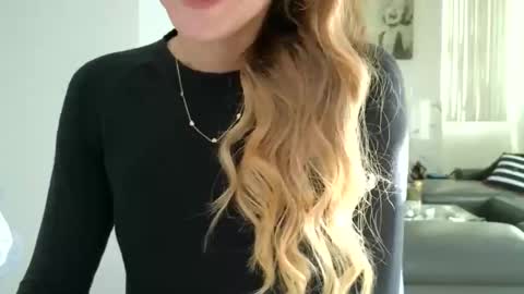 Snapshot of emilyy_miller chatting on 10-23-25, 09:24 emilly online show from 10-23-25, 09:24