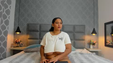 Snapshot of emilyy_r chatting on 11-13-25, 07:46 emilyy_r online show from 11-13-25, 07:46