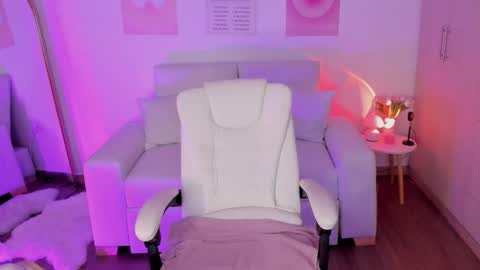 Snapshot of emilyycute_ chatting on 10-26-25, 04:18 Emily online show from 10-26-25, 04:18