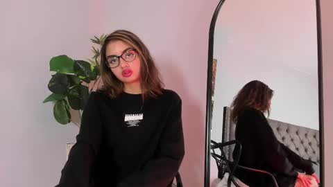 Snapshot of emma_bloom__ chatting on 01-23-25, 04:04 Emma Bloom online show from 01-23-25, 04:04