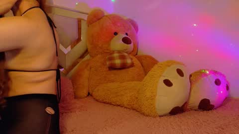 Snapshot of emma_clive chatting on 09-23-25, 11:30 Emma online show from 09-23-25, 11:30