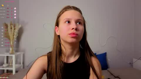 Snapshot of emma_clon chatting on 06-05-26, 01:45 Emma online show from 06-05-26, 01:45