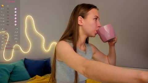 Snapshot of emma_clon chatting on 06-13-26, 01:14 Emma online show from 06-13-26, 01:14