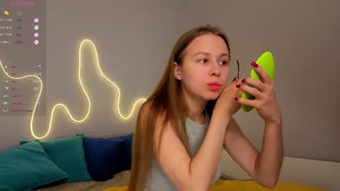 Snapshot of emma_clon chatting on 06-14-26, 01:47 Emma online show from 06-14-26, 01:47