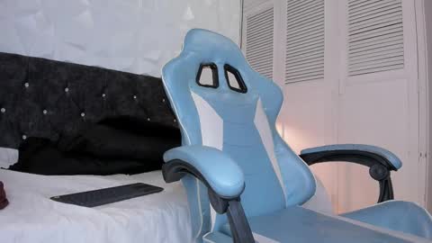 Snapshot of emma_dl2 chatting on 02-10-25, 08:21 emma_dl2 online show from 02-10-25, 08:21