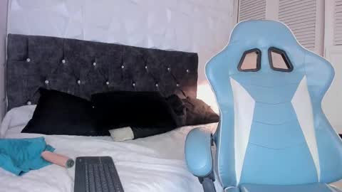 Snapshot of emma_dl2 chatting on 03-07-25, 08:33 emma_dl2 online show from 03-07-25, 08:33