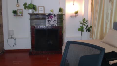 Snapshot of emma_hassani chatting on 05-25-26, 07:31 Tell me Emma online show from 05-25-26, 07:31
