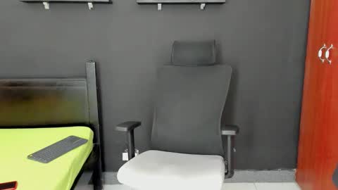 Snapshot of emma_muscle_ chatting on 11-06-25, 03:24 emma online show from 11-06-25, 03:24