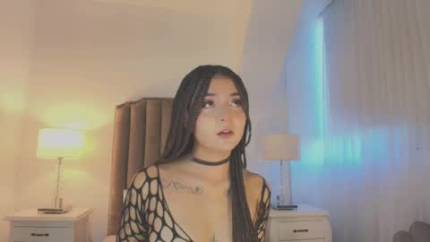 Snapshot of emma_torres__ chatting on 11-25-25, 12:05 Ema online show from 11-25-25, 12:05