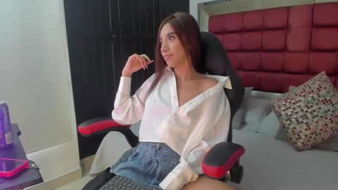 Emma  online show from 10-21-25, 06:19