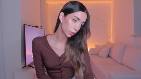 Snapshot of emmacorrea chatting on 10-21-25, 02:23 Emma voger online show from 10-21-25, 02:23