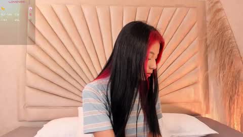 Snapshot of emmaduff_ chatting on 11-06-25, 12:28 online show from 11-06-25, 12:28