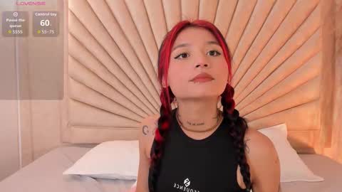 Snapshot of emmaduff_ chatting on 11-08-25, 12:27 online show from 11-08-25, 12:27