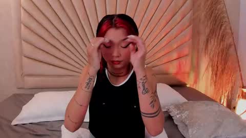 Snapshot of emmaduff_ chatting on 11-22-25, 12:15 online show from 11-22-25, 12:15