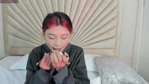 Snapshot of emmaduff_ chatting on 12-03-25, 11:30 online show from 12-03-25, 11:30