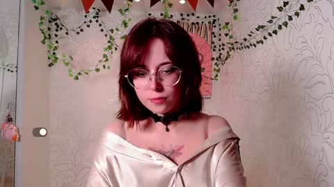 Snapshot of emmae__ chatting on 12-20-24, 01:33 Emma online show from 12-20-24, 01:33