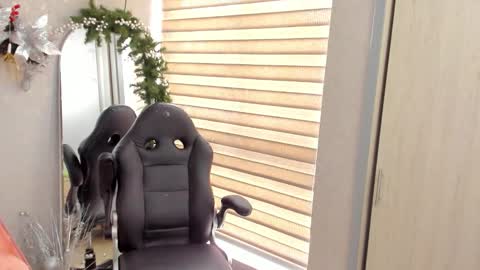 Snapshot of emmaferrary chatting on 12-04-25, 02:48 Emma Ferrary online show from 12-04-25, 02:48