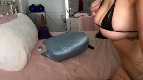 Snapshot of emmagray01 chatting on 01-31-25, 04:27 emmagray01 online show from 01-31-25, 04:27