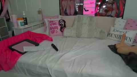 Snapshot of emmagray01 chatting on 10-17-25, 06:43 emmagray01 online show from 10-17-25, 06:43