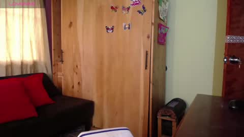 Snapshot of emmahenderson chatting on 01-04-25, 01:31 Andrea online show from 01-04-25, 01:31