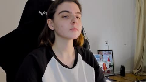 Snapshot of emmamon chatting on 01-31-25, 08:22 Emma online show from 01-31-25, 08:22