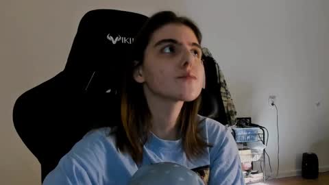 Snapshot of emmamon chatting on 02-11-25, 07:38 Emma online show from 02-11-25, 07:38