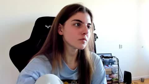 Snapshot of emmamon chatting on 10-01-25, 10:43 Emma online show from 10-01-25, 10:43