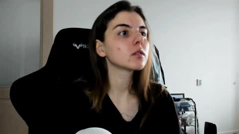 Snapshot of emmamon chatting on 11-06-25, 08:37 Emma online show from 11-06-25, 08:37