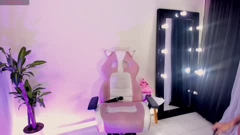 Snapshot of emmarusselx chatting on 03-08-25, 02:40 Emma Russell online show from 03-08-25, 02:40