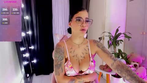 Snapshot of emmarusselx chatting on 10-21-25, 03:07 Emma Russell online show from 10-21-25, 03:07