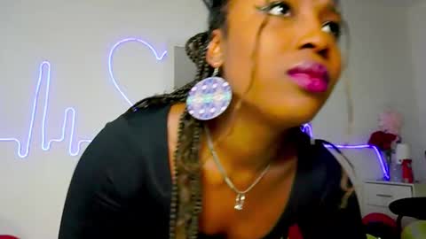 Snapshot of emmasanzoficial chatting on 09-21-25, 11:23 Sara online show from 09-21-25, 11:23