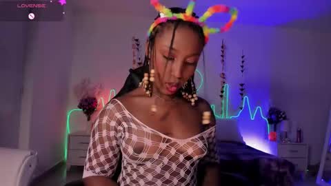 Snapshot of emmasanzoficial chatting on 10-17-25, 11:35 Sara online show from 10-17-25, 11:35