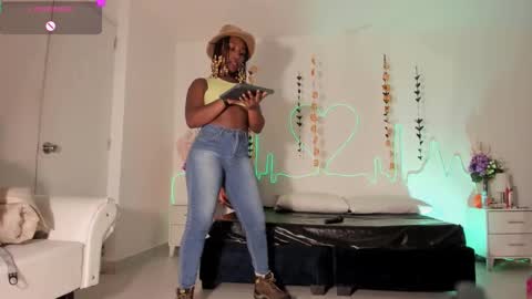 Snapshot of emmasanzoficial chatting on 10-18-25, 11:33 Sara online show from 10-18-25, 11:33