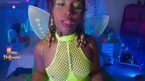 Snapshot of emmasanzoficial chatting on 10-31-25, 11:44 Sara online show from 10-31-25, 11:44