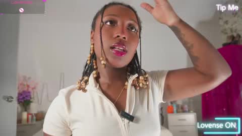 Snapshot of emmasanzoficial chatting on 11-07-25, 11:54 Sara online show from 11-07-25, 11:54