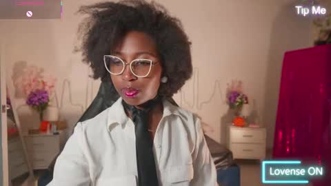 Snapshot of emmasanzoficial chatting on 11-09-25, 12:03 Sara online show from 11-09-25, 12:03