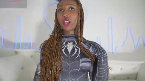 Snapshot of emmasanzoficial chatting on 11-30-25, 11:47 Sara online show from 11-30-25, 11:47