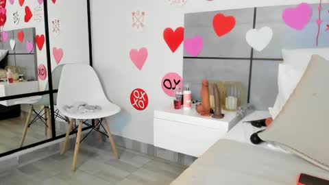 Snapshot of emmasmithh2 chatting on 02-15-25, 05:19 Emma online show from 02-15-25, 05:19