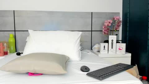 Snapshot of emmasmithh2 chatting on 03-02-25, 05:23 Emma online show from 03-02-25, 05:23