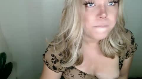 Snapshot of emmawatsoons chatting on 09-15-25, 01:11 YourDreamGirl Emma  online show from 09-15-25, 01:11