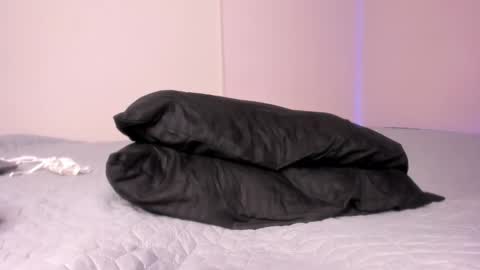 Snapshot of emmi_00 chatting on 02-13-26, 04:47 Emmi online show from 02-13-26, 04:47